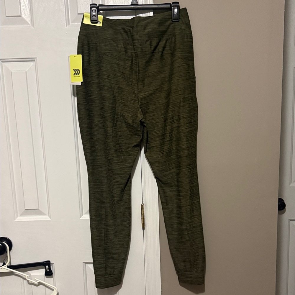 ✨ All in Motion NWT Women’s Medium Soft Knit Joggers – Olive Green ✨ - Picture 4 of 8
